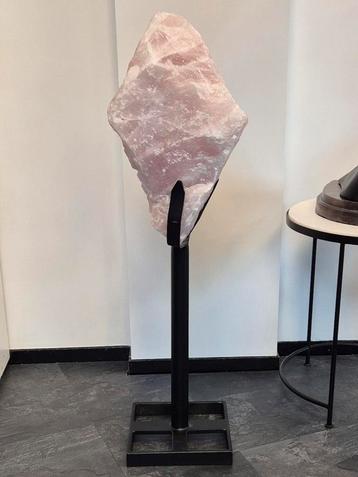 Rozekwarts op standaard xxl 104 cm 40 kilo rozekwarts beschikbaar voor biedingen