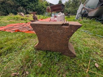 Antiek aambeeld (130 kg) beschikbaar voor biedingen