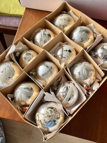 Doos met 12 vintage zilveren kerstballen beschikbaar voor biedingen