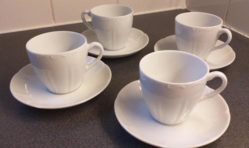 4 mooie witte thee-of koffiekopjes,in zeer goede staat, Verzamelen, Porselein, Kristal en Bestek, Zo goed als nieuw, Kop en/of schotel
