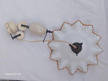 Art deco opaline hanglamp met porseleinen hangsysteem  beschikbaar voor biedingen