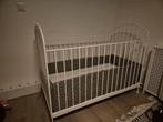 Witte metalen baby ledikant en bedomrander, Ophalen, Zo goed als nieuw, Ledikant