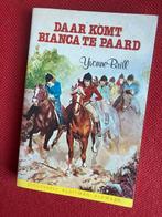 Daar komt bianca te paard - yvonne brill, Boeken, Ophalen of Verzenden, Gelezen, Yvonne Brill, Fictie