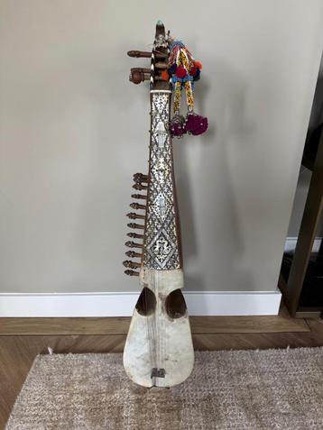 Afghaanse Rubab met ingebouwde microfoon beschikbaar voor biedingen