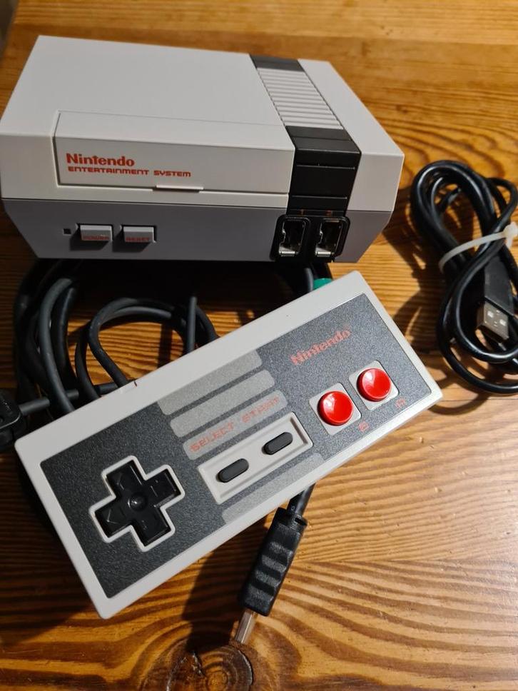 NINTENDO MINI Cassic RETRO compleet met spellen, Spelcomputers en Games, Spelcomputers | Nintendo NES, Zo goed als nieuw, Met 1 controller