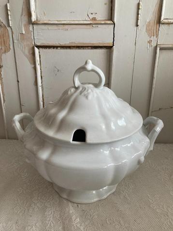 P. Regout / Brocante witte soepterrine - terrine  beschikbaar voor biedingen