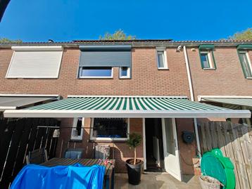 Elektrisch zonnescherm (4.92m breed x 2.40m diep) beschikbaar voor biedingen