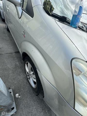 Voorscherm rechts grijs Toyota Corolla Verso ('02-'06) beschikbaar voor biedingen