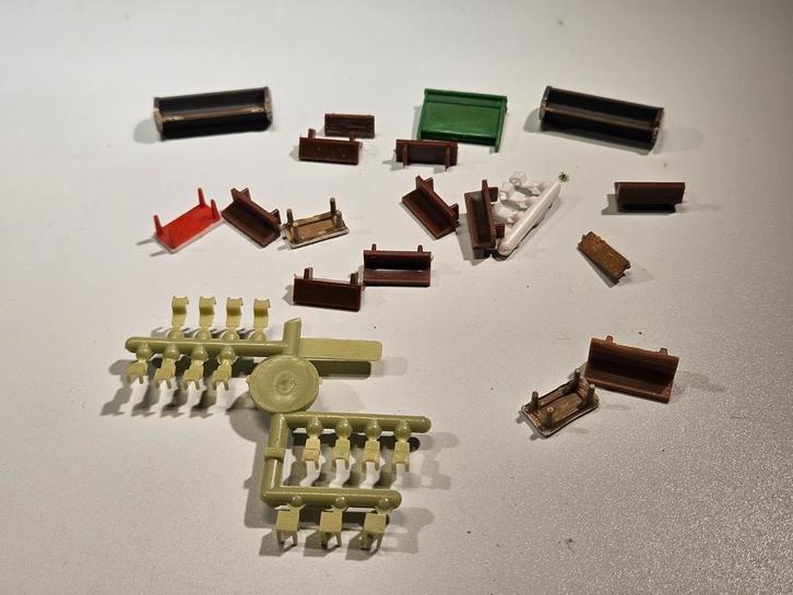 Stoelen tafels bankjes N spoor trein 1:160, Hobby en Vrije tijd, Modeltreinen | N-Spoor, Gebruikt, Brug, Tunnel of Gebouw, Overige merken