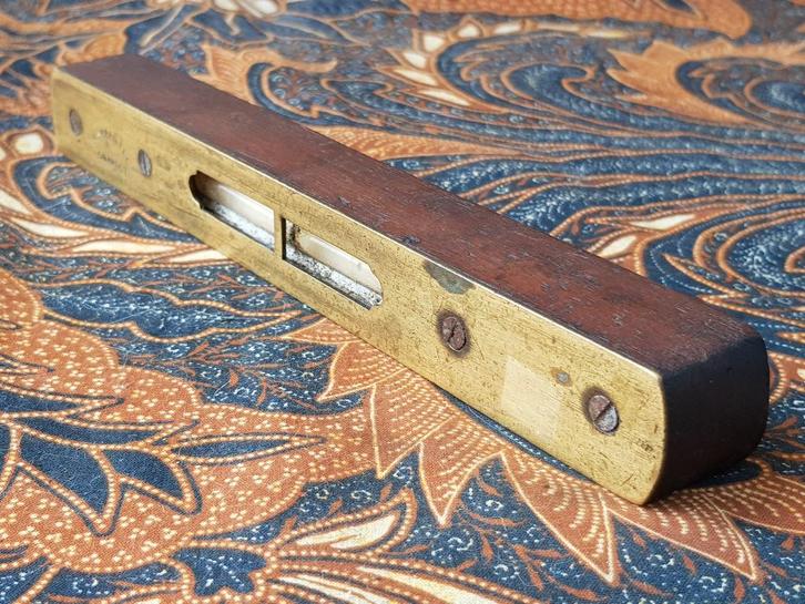 Mahoniehout en koper antieke waterpas uit Engeland 20,5 cm., Antiek en Kunst, Antiek | Gereedschap en Instrumenten, Ophalen of Verzenden