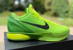 Kobe VI Grinch Size - 44 EU, Kleding | Heren, Schoenen, Ophalen of Verzenden, Nieuw