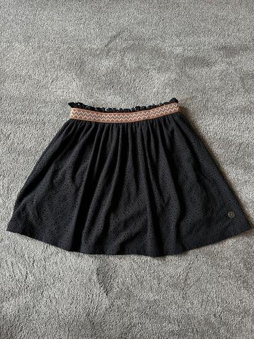 Zwart rokje Like Flo met broderie mt 134 beschikbaar voor biedingen