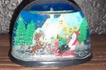Sneeuwbol kersttafereel beschikbaar voor biedingen