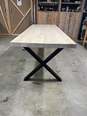 Tafel beschikbaar voor biedingen