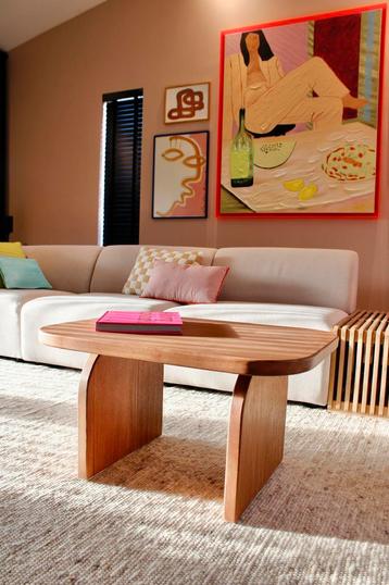 Prachtige nieuwe designsalontafel beschikbaar voor biedingen