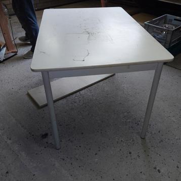 (Keuken)tafel wit  beschikbaar voor biedingen