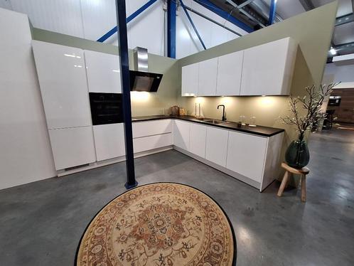 Complete Nieuwe keuken met apparatuur - Keuken Hadisha, Huis en Inrichting, Keuken | Complete keukens, Nieuw, Hoekkeuken, Wit