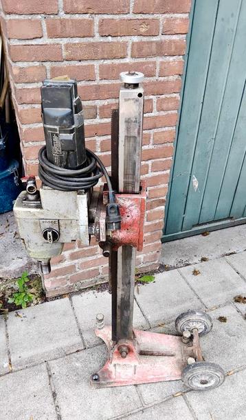 Diamantboormachine met statief. beschikbaar voor biedingen