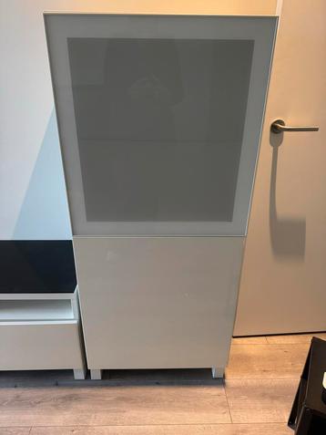 Witte kast met melkglas deur - weinig gebruikt! beschikbaar voor biedingen