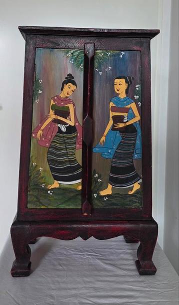 Vintage Chinese kast beschikbaar voor biedingen