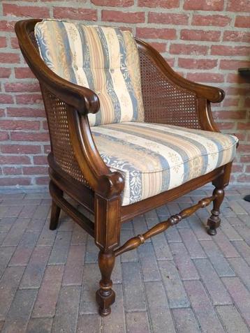 Houten stoel  beschikbaar voor biedingen