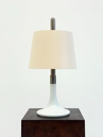 Vintage tafellamp met glazen melkvoet en beige Kap beschikbaar voor biedingen