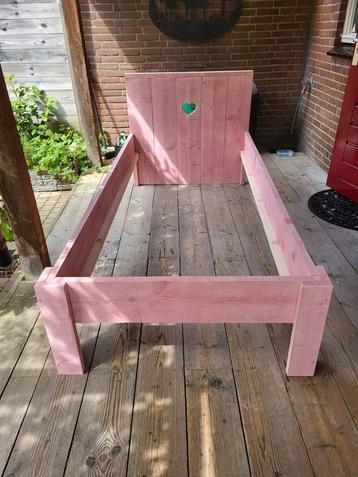 Oud roze steigerhout bed beschikbaar voor biedingen