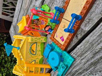 Mega blocks huisje en speeltuin Dora beschikbaar voor biedingen