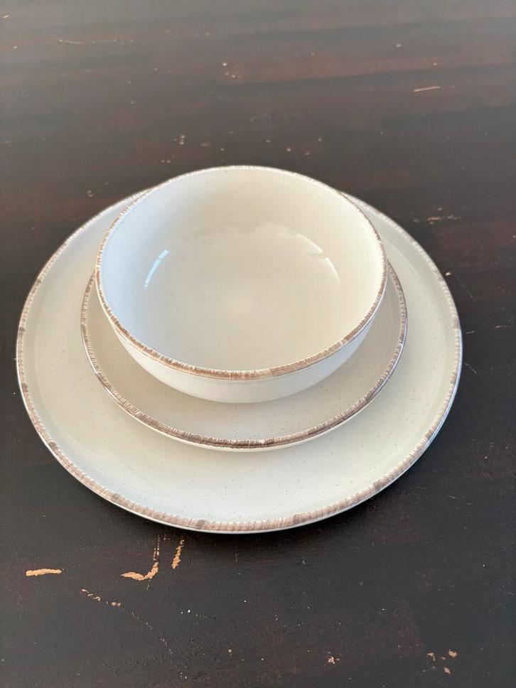 Servies Karaca - Bord, Kom 12 persons, Huis en Inrichting, Keuken | Servies, Zo goed als nieuw, Bord(en), Overige stijlen, Aardewerk