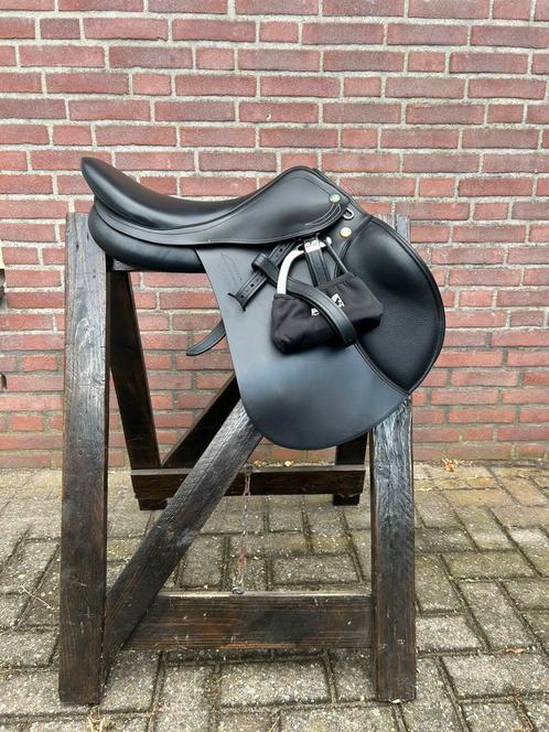 Prestige Roma Jump 17 inch springzadel, Dieren en Toebehoren, Paarden en Pony's | Zadels, Zo goed als nieuw, Springen, Ophalen of Verzenden