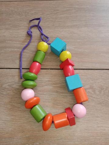 Houten speelgoed kralenketting beschikbaar voor biedingen