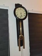 MOOIE HANGKLOK SLAAT OM DE HEEL EN HALF UUR, Huis en Inrichting, Woonaccessoires | Klokken, Ophalen, Zo goed als nieuw, Wandklok