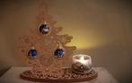 Kerst houtsnijwerk theelichthouder met 3 kerstballetjes., Ophalen of Verzenden, Zo goed als nieuw