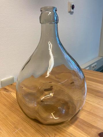 vintage Italiaanse wijnfles beschikbaar voor biedingen