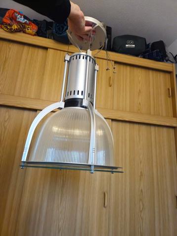 Industriële hanglamp beschikbaar voor biedingen