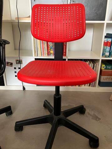 Rode bureaustoel van IKEA beschikbaar voor biedingen
