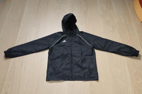 Adidas Core 18 Regenjas Sportjas Voetbal Maat 152 ZGAN Zwart, Kinderen en Baby's, Kinderkleding | Maat 152, Zo goed als nieuw