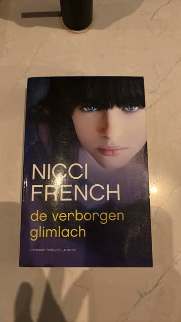 Nicci French - Verborgen glimlach beschikbaar voor biedingen