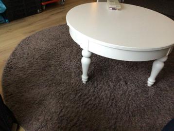 Rond kleed (taupe) beschikbaar voor biedingen