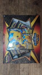 Pokémon TCG: Shining Fates Pikachu V Collectie, Ophalen of Verzenden, Nieuw, Overige typen, Foil
