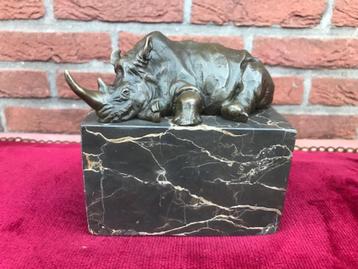 rustende rhino, brons en marmer beschikbaar voor biedingen