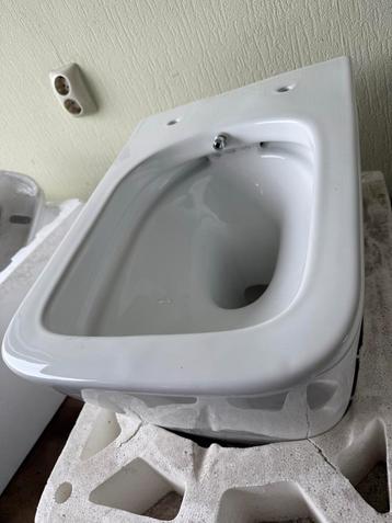 Nieuw bidet Toilet - Wandcloset twee stuks beschikbaar beschikbaar voor biedingen