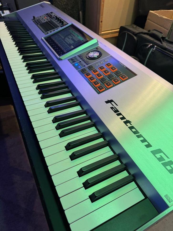 Roland Fantom G8 + Flightcase, Muziek en Instrumenten, Synthesizers, Gebruikt, 88 toetsen, Roland, Met koffer of flightcase, Met midi-aansluiting