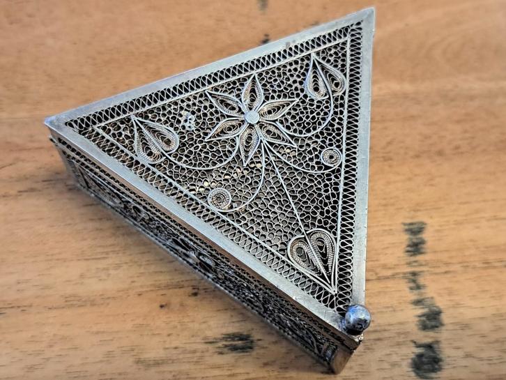 Zilveren doosje driehoek filigrain, Antiek en Kunst, Antiek | Goud en Zilver, Zilver, Ophalen of Verzenden