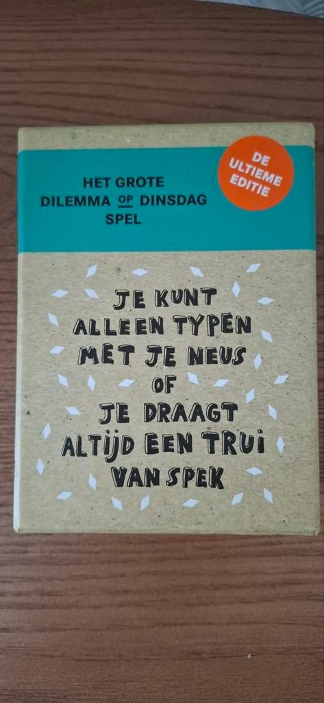 Het Grote Dilemma op Dinsdag - Ultieme Editie, Hobby en Vrije tijd, Gezelschapsspellen | Bordspellen, Zo goed als nieuw, Drie of vier spelers