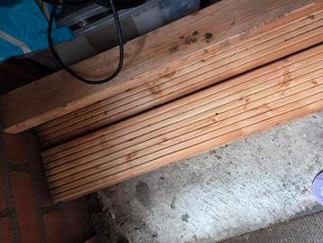 Vlonderplanken en houten balken beschikbaar voor biedingen