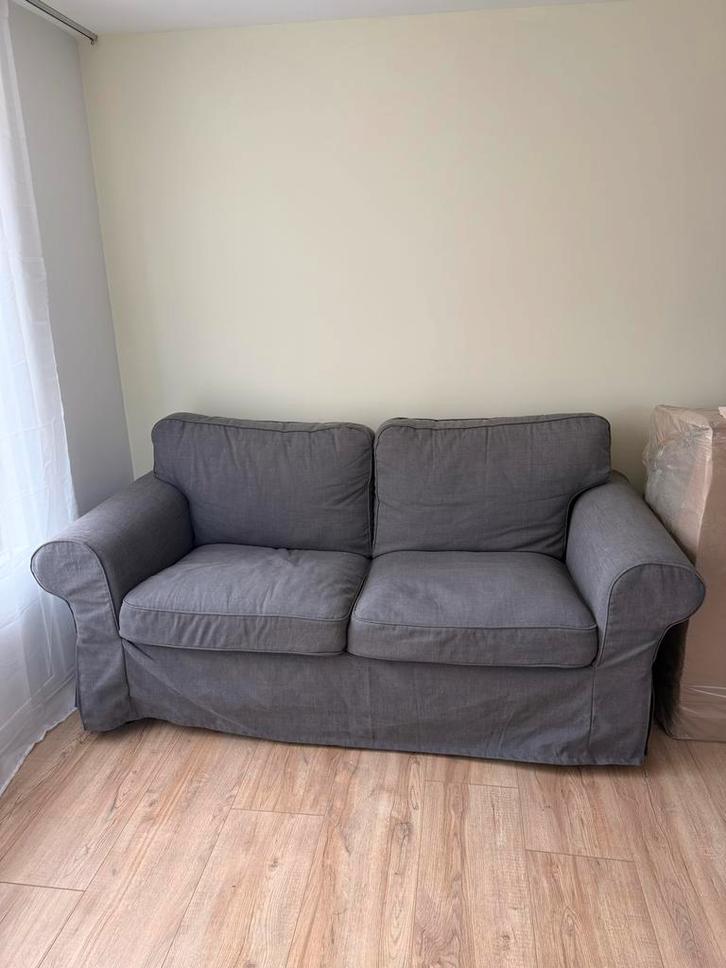 Grijze stoffen tweezitsbank Ektorp IKEA, Huis en Inrichting, Banken | Bankstellen, Gebruikt, Rechte bank, Tweepersoons, 150 tot 200 cm