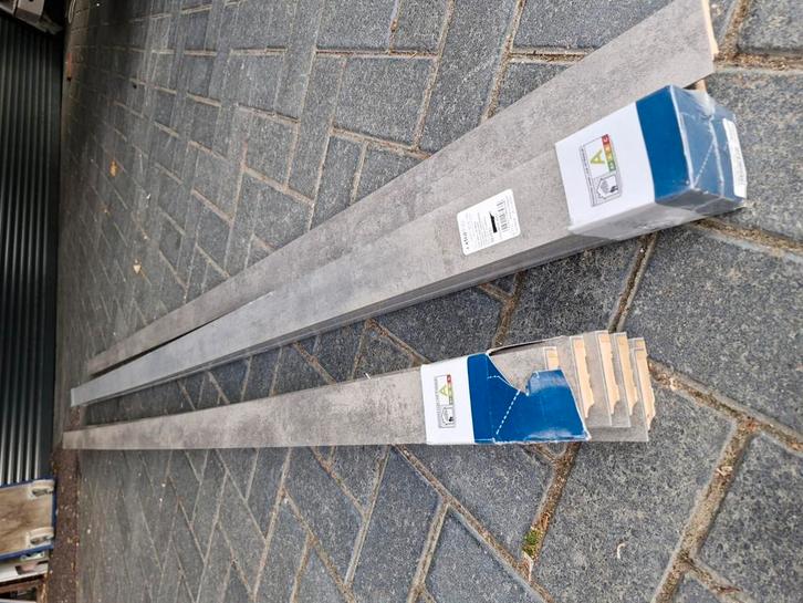 Betonlook plint. L 2400mm H 60 MM, Doe-het-zelf en Verbouw, Plinten en Afwerking, Zo goed als nieuw, Plinten, Mdf, 200 tot 250 cm