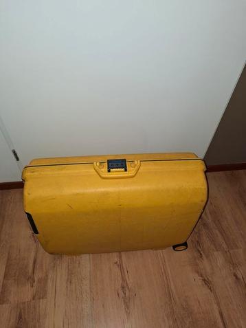 Knalgele SAMSONITE koffer met slot beschikbaar voor biedingen