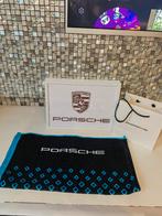 Nieuw origineel Porsche handdoek met tas.

Afmetingen, Ophalen of Verzenden, Nieuw, Blauw, Handdoek